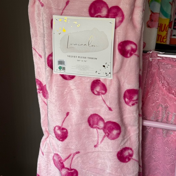 Pink Cherry Velvet Plush Throw - Picture 2 of 2